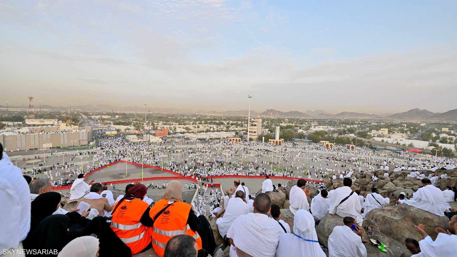 انتشر الحجاج على طول الطرقات في صعيد عرفات ضمن مجموعات