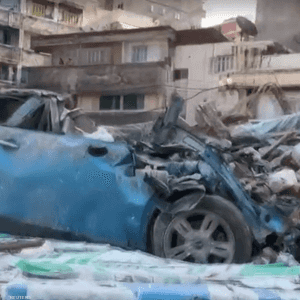 جانب من انهيار المبنى