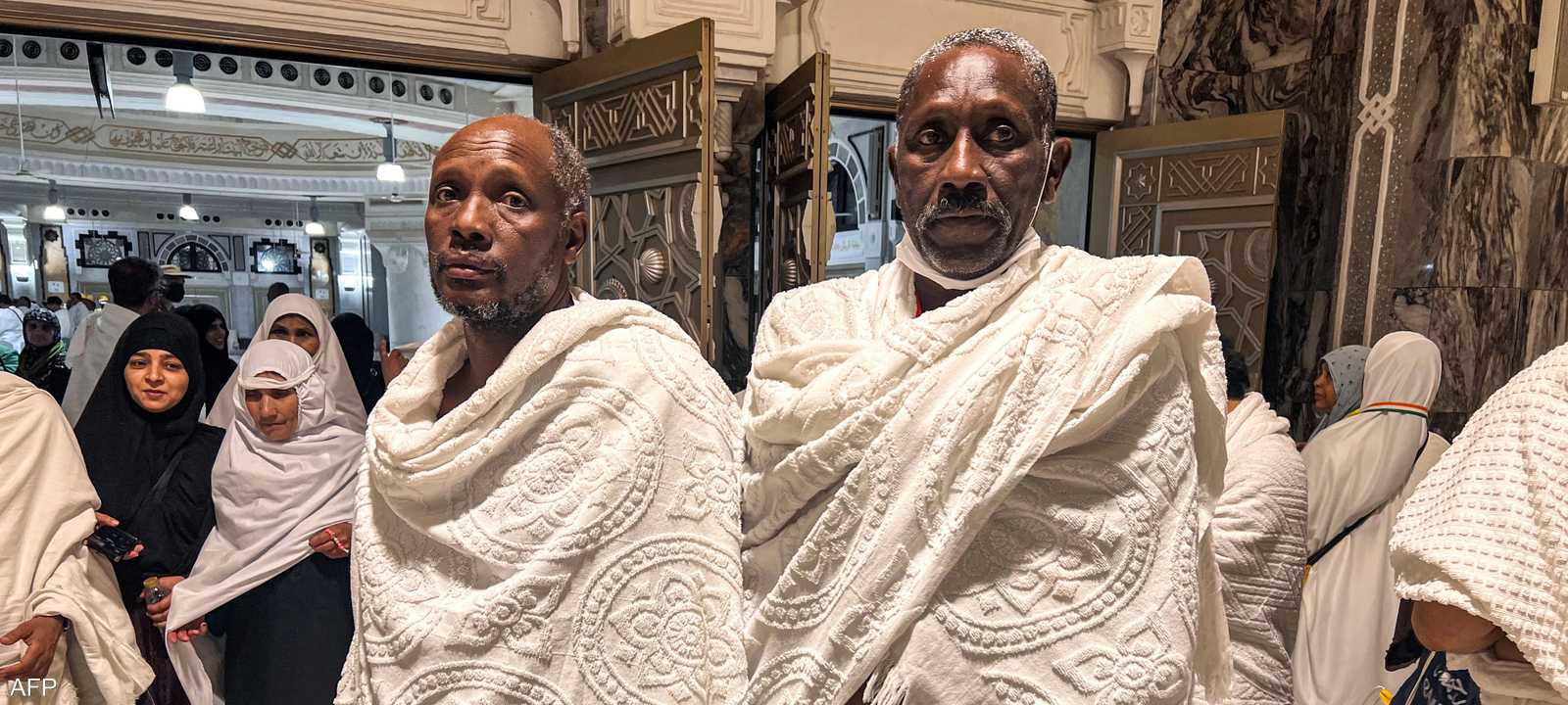 حاجان سودانيا والحزن يكسو وجههما