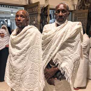 حاجان سودانيا والحزن يكسو وجههما