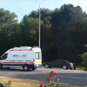 سيارة إسعاف تتحه نحو مكان إطلاق النار