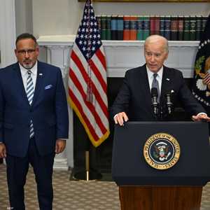 الرئيس الأميركي جو بايدن ووزير التعليم ميغيل كاردونا