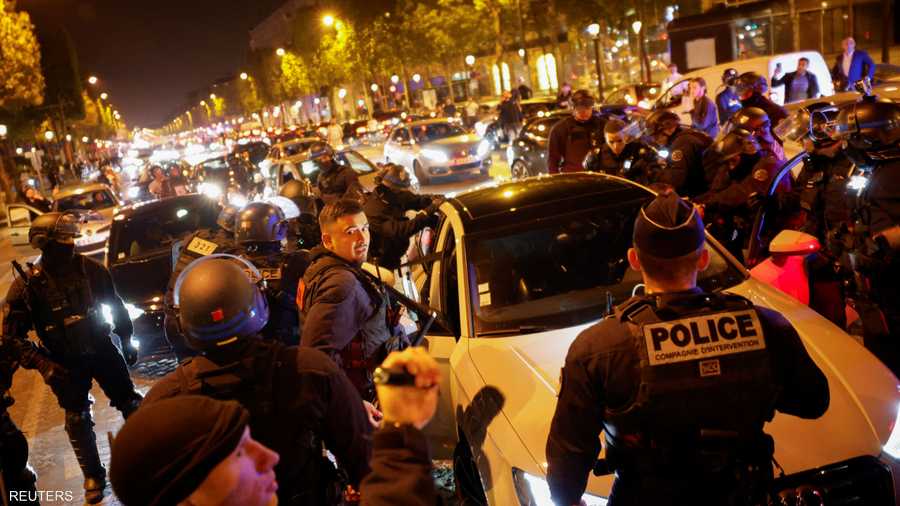 انتشر 45 ألف شرطي في محاولة فاشلة حتى الآن لإنهاء أيام من العنف الذي اندلع بعد مقتل الشاب نائل المرزوقي على يد الشرطة الفرنسية يوم الثلاثاء.