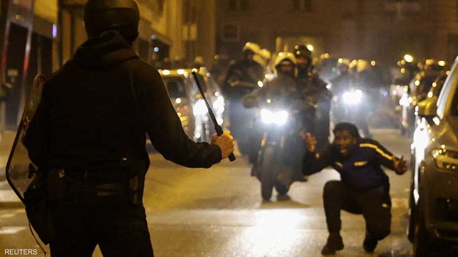 اشتباكات بين المتظاهرين وقوات الأمن الفرنسية.