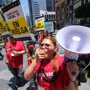 الآلاف من عمال الفنادق في لوس أنجلوس يضربون عن العمل