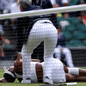 ويليامز أرضا بعد انزلاقها على الملعب العشبي