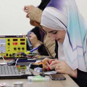 فلسطينية تحترف صيانة الهواتف المحمولة