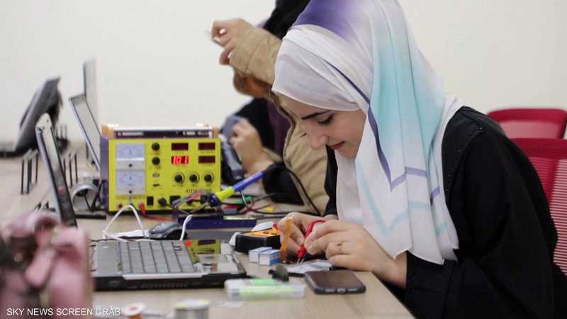 فلسطينية تحترف صيانة الهواتف المحمولة