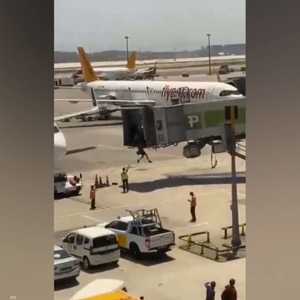 مشهد صادم لمسافرين تعلقا بالطائرة بسبب التأخير