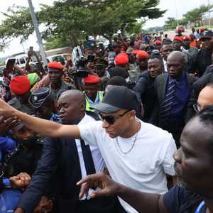 وصل نجم كرة القدم الفرنسية كيليان مبابي إلى الكاميرون