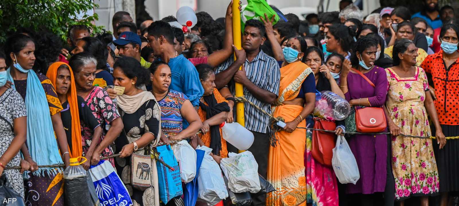 سريلانكيون يصطفون في طوابير للحصول على وثائق سفر