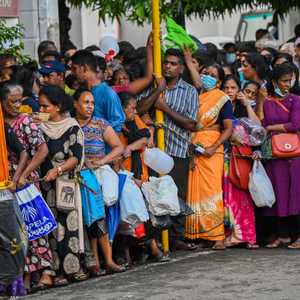 سريلانكيون يصطفون في طوابير للحصول على وثائق سفر