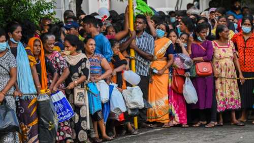 سريلانكيون يصطفون في طوابير للحصول على وثائق سفر