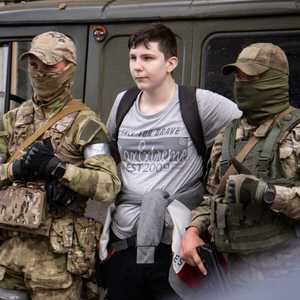 مقاتلو فاغنر مع مواطن روسي