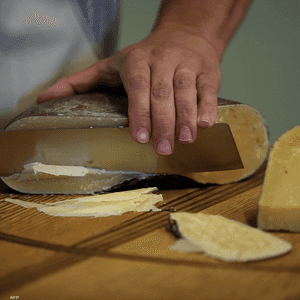 ضغوط على المنتجين المحليين للأجبان في سويسرا