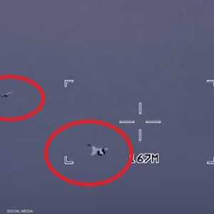 الطائرة الروسية في الأسفل والأميركية في الأعلى