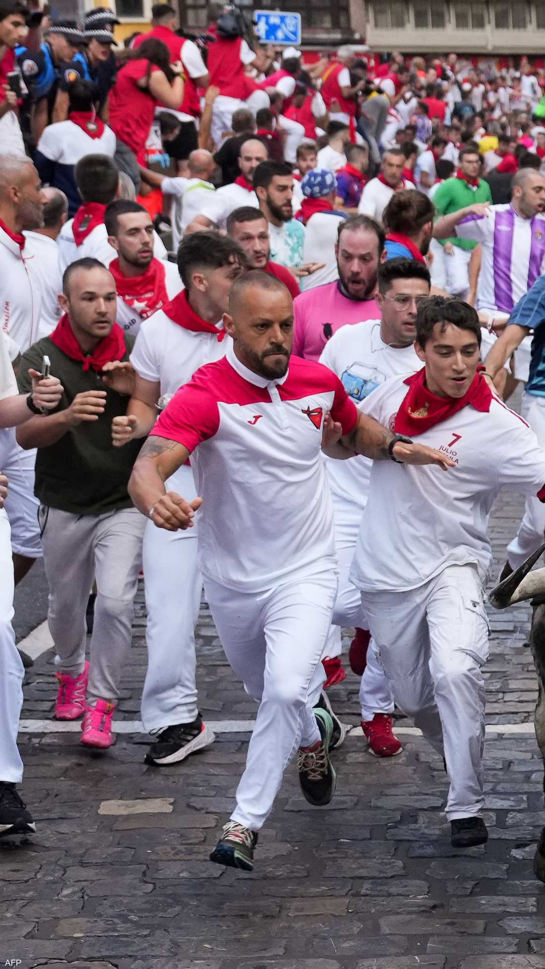 الركض مع الثيران مهرجان يتميز بالإثارة في إسبانيا