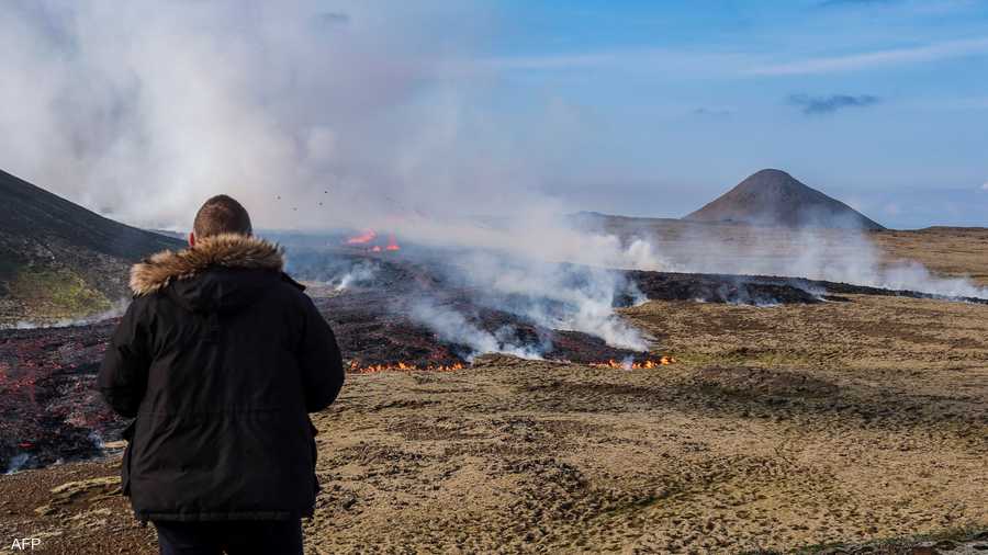 البركان يبعد حوالي 30 كيلومترا من العاصمة الإيسلندية ريكيافيك.