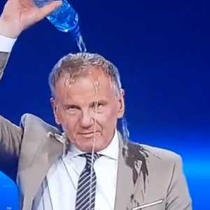 مذيع شهير ينهي نشرة الأخبار بسكب الماء على رأسه