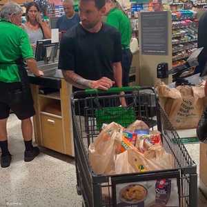 ميسي في السوبرماركت