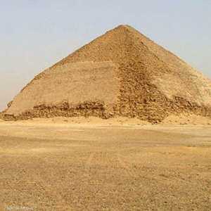 اكتشاف ممر هرمي الشكل في هرم الملك خوفو في مصر