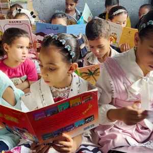 مصري يحول منزله إلى مكتبة للأطفال الشغوفين بالقراءة
