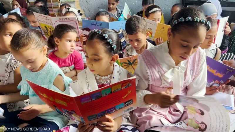 مكتبة منزلية في قرية مصرية تقدم برامج محو الأمية لكبار السن
