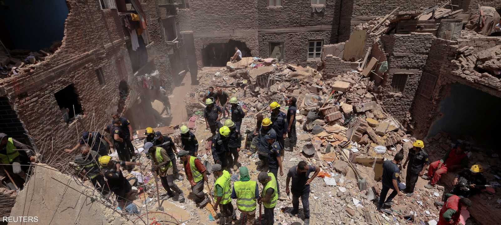 عمال الإنقاذ والبحث عن ناجين