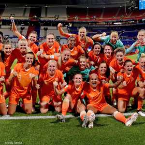 منتخب سيدات هولندا يتدرب على ملعب للكريكيت