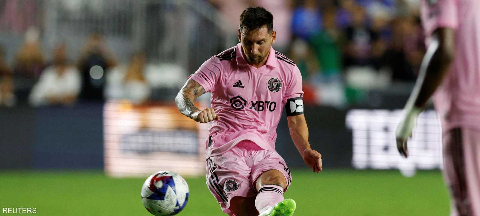 ميسي مسجلا الهدف الأول