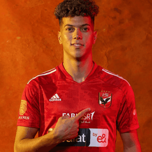 إمام عاشور بقميص النادي الأهلي