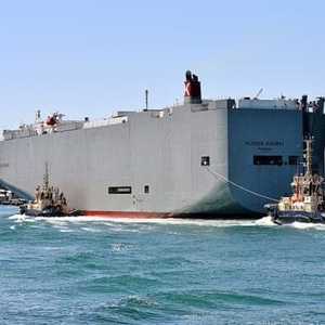 قتيل على الأقل وجرحى في حريق سفينة الشحن