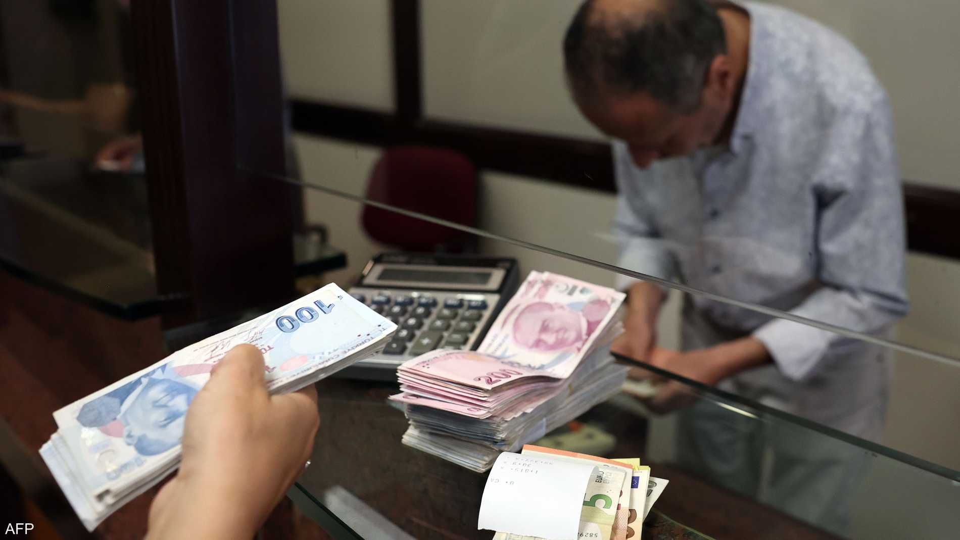 الليرة التركية تهبط لمستوى قياسي بعد حكم قضائي ضد المعارضة 
