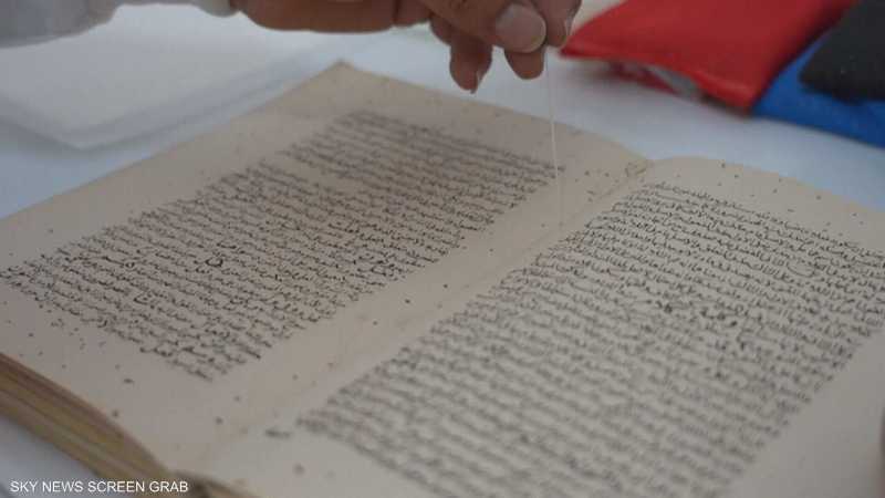 مخطوطات قديمة ونادرة قيد الترميم في مكتبة الخالدية في القدس