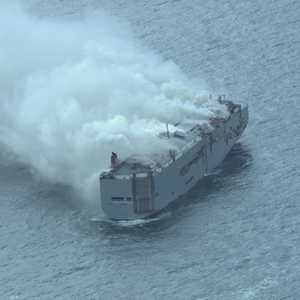 كانت تحمل السفينة آلاف السيارات