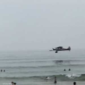 لحظة تحطم الطائرة على الشاطئ