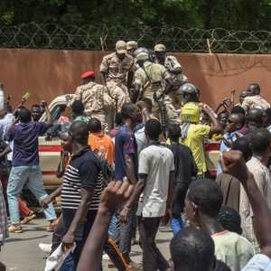 قوات الأمن تحاول تفريق المتظاهرين حول سفارة فرنسا