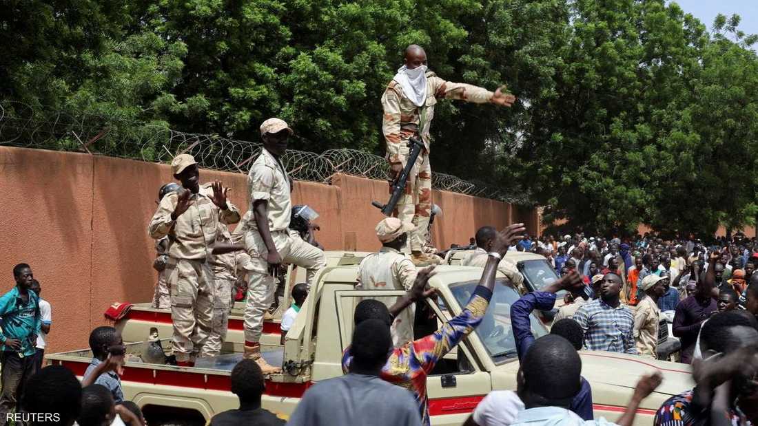 جنود خارج السفارة الفرنسية في عاصمة النيجر.. أرشيفية