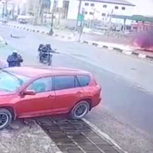 طائرة سقطت في الشارع والركاب نجوا