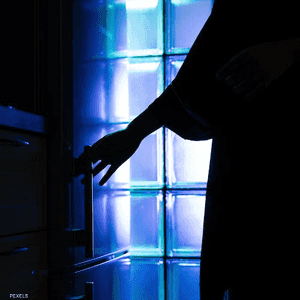 المتهم مدمن مواد مخدرة واستولى على متعلقات المجني عليها