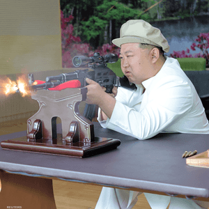 كيم جونغ أون في أحد مصانع الأسلحة