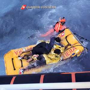 يجري البحث عن ناجين