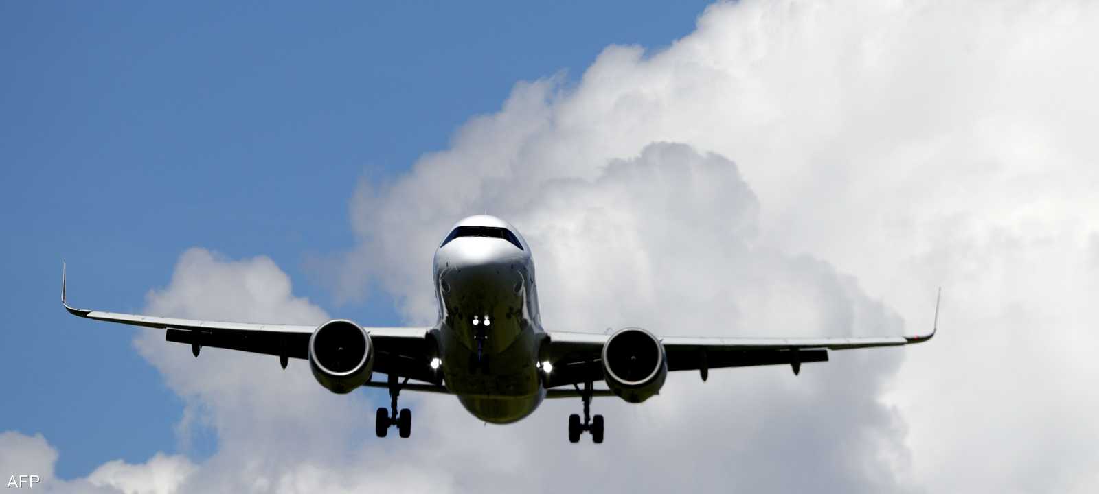 إيران تعيد فتح مجالها الجوي جزئيا