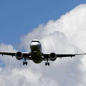 إيران تعيد فتح مجالها الجوي جزئيا