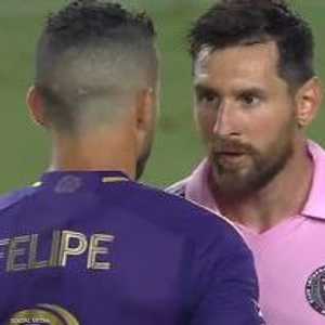 ميسي واللاعب البرازيلي