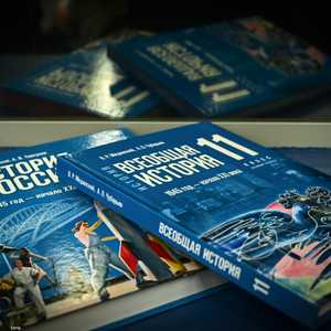 كتاب التاريخ مخصص لطلبة الصف الـ11 في المدارس الروسية.