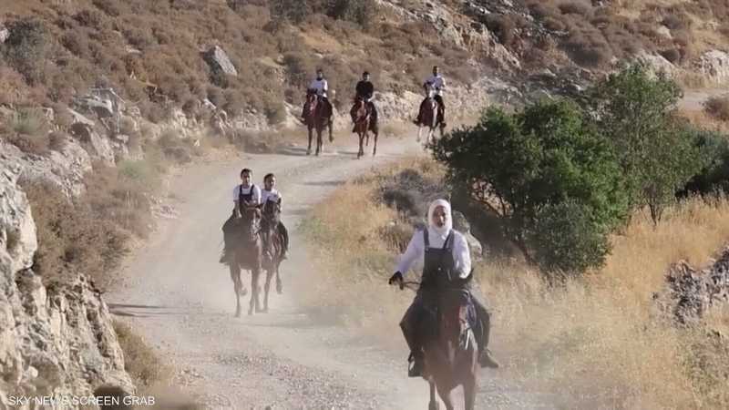 فارسة فلسطينية تعلم الأطفال والفتيات ركوب الخيل في الضفة