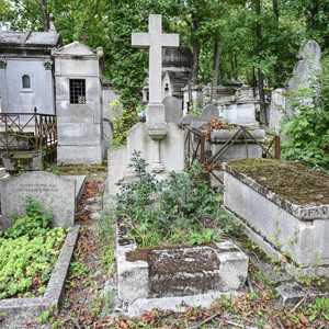 إحدى المقابر في فرنسا