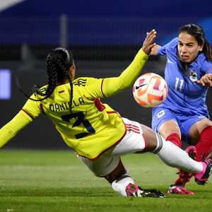 أمال ماجري (يمين) في لعبة مشتركة مع لاعبة كولمبية