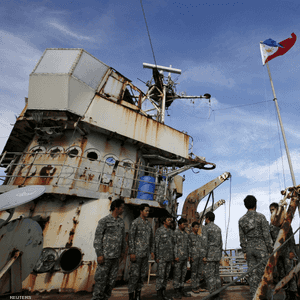 قوات من البحرية الفلبينية على متن بي آر بي سييرا مادر